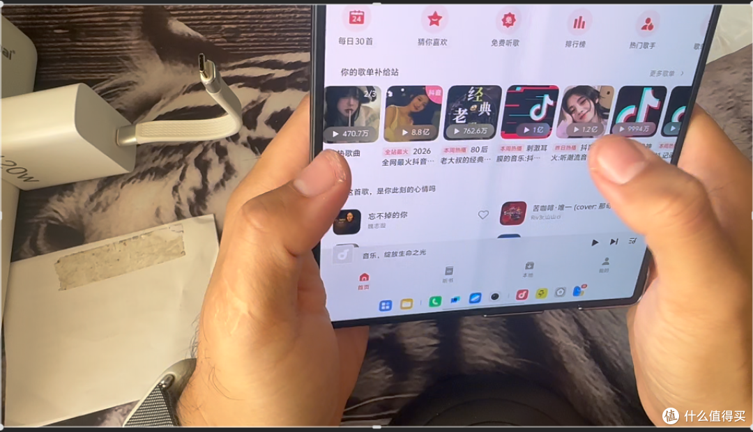 【探长拼好机】百元捡漏美女一手自带香味vivo X Fold2大折叠!