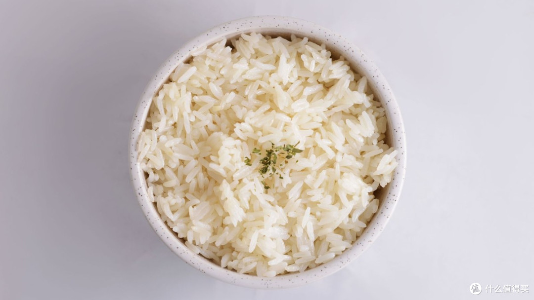 同样是一碗，米饭是「糊化后的淀粉」，土豆是「带着水和纤维的淀粉」