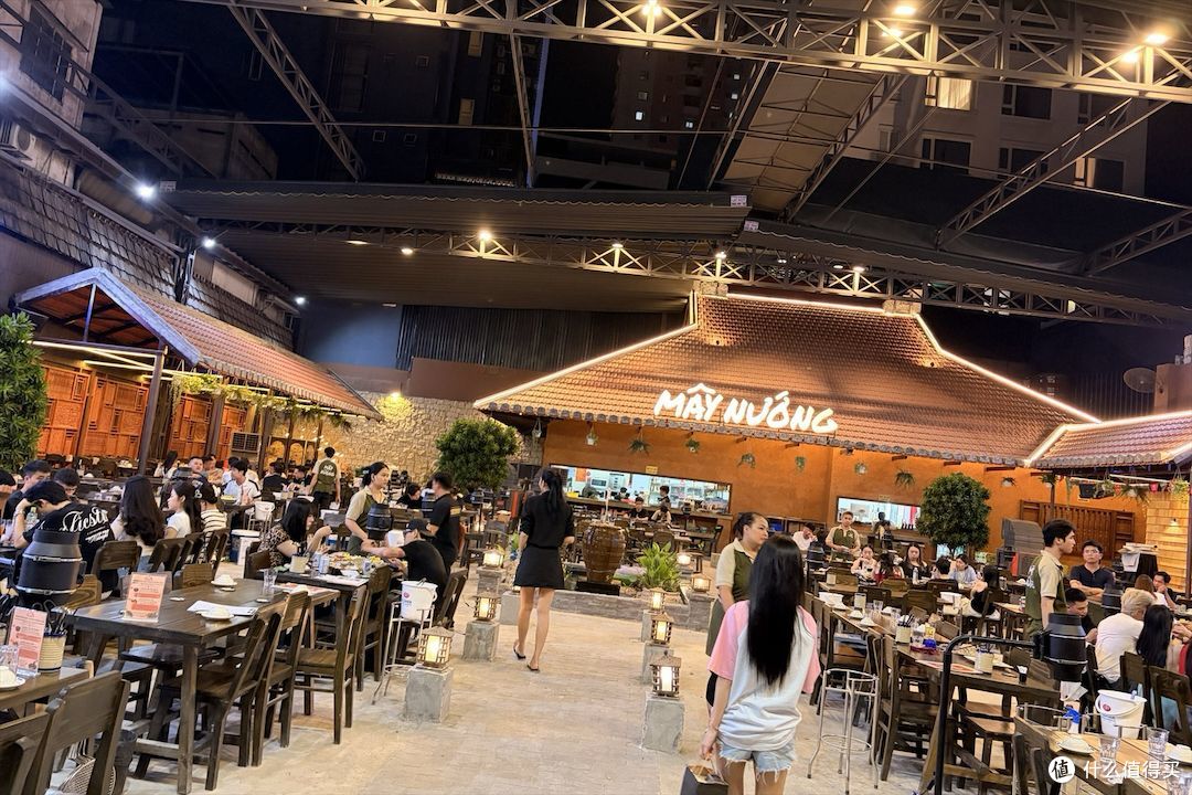 夜间餐饮场景