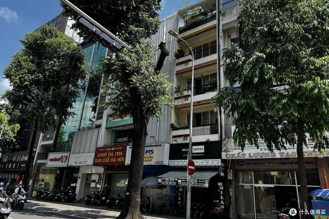 胡志明街区低层建筑与沿街商铺