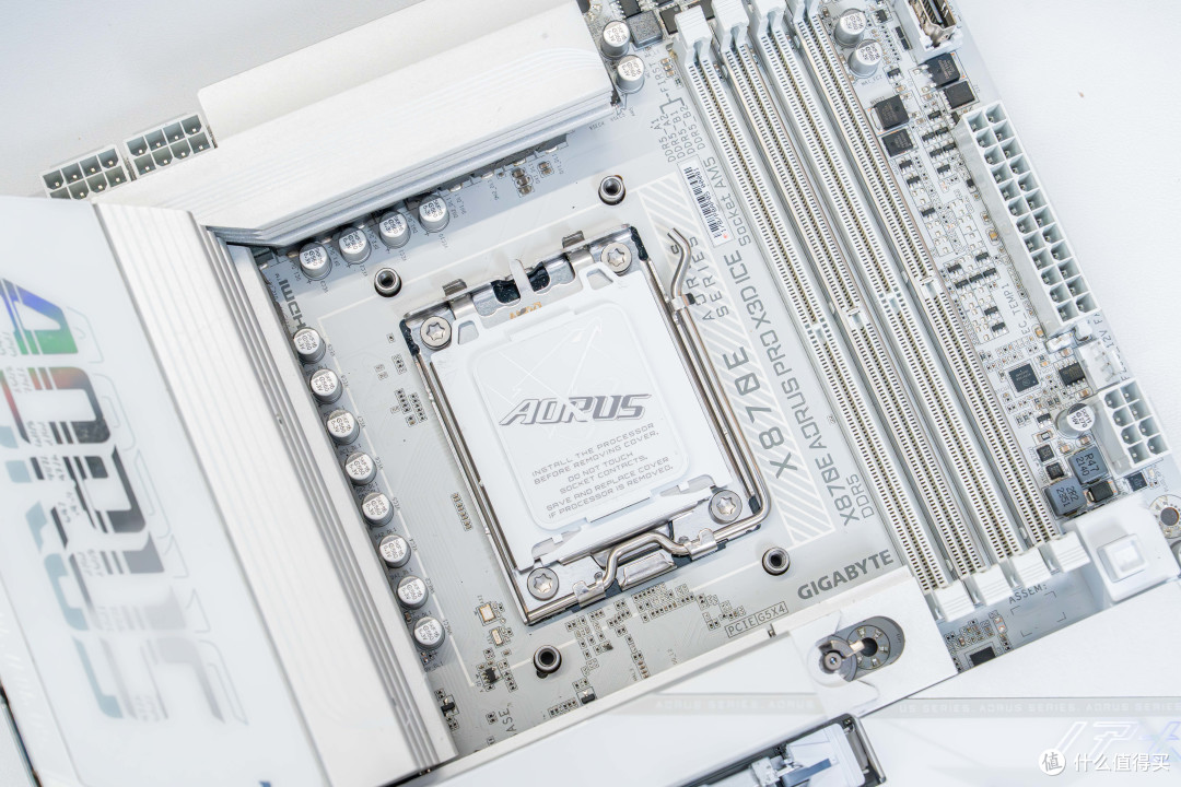 不想折腾也能榨干9800X3D？技嘉X870E X3D 电竞冰雕装机实测