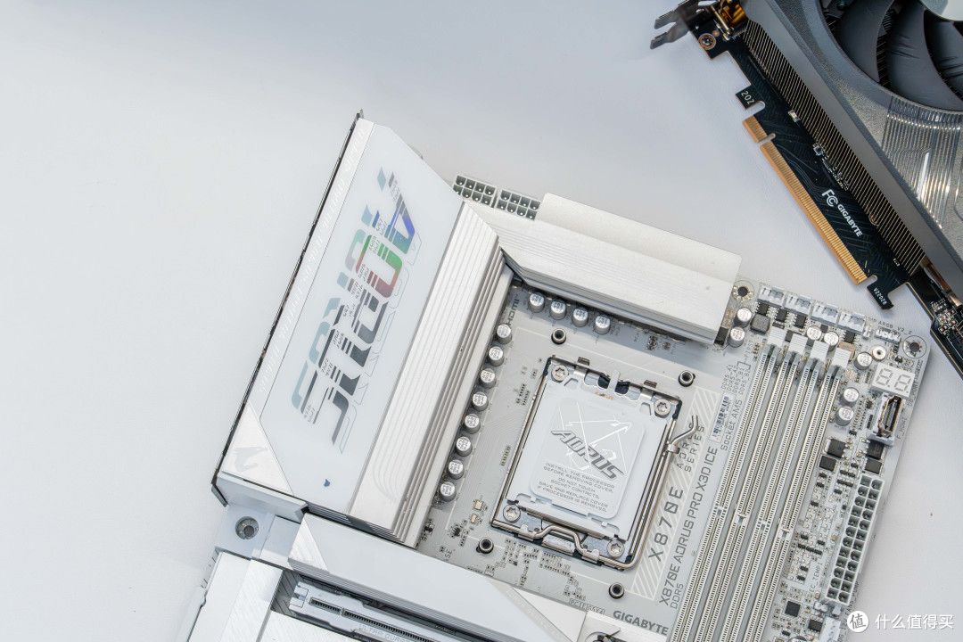 不想折腾也能榨干9800X3D？技嘉X870E X3D 电竞冰雕装机实测