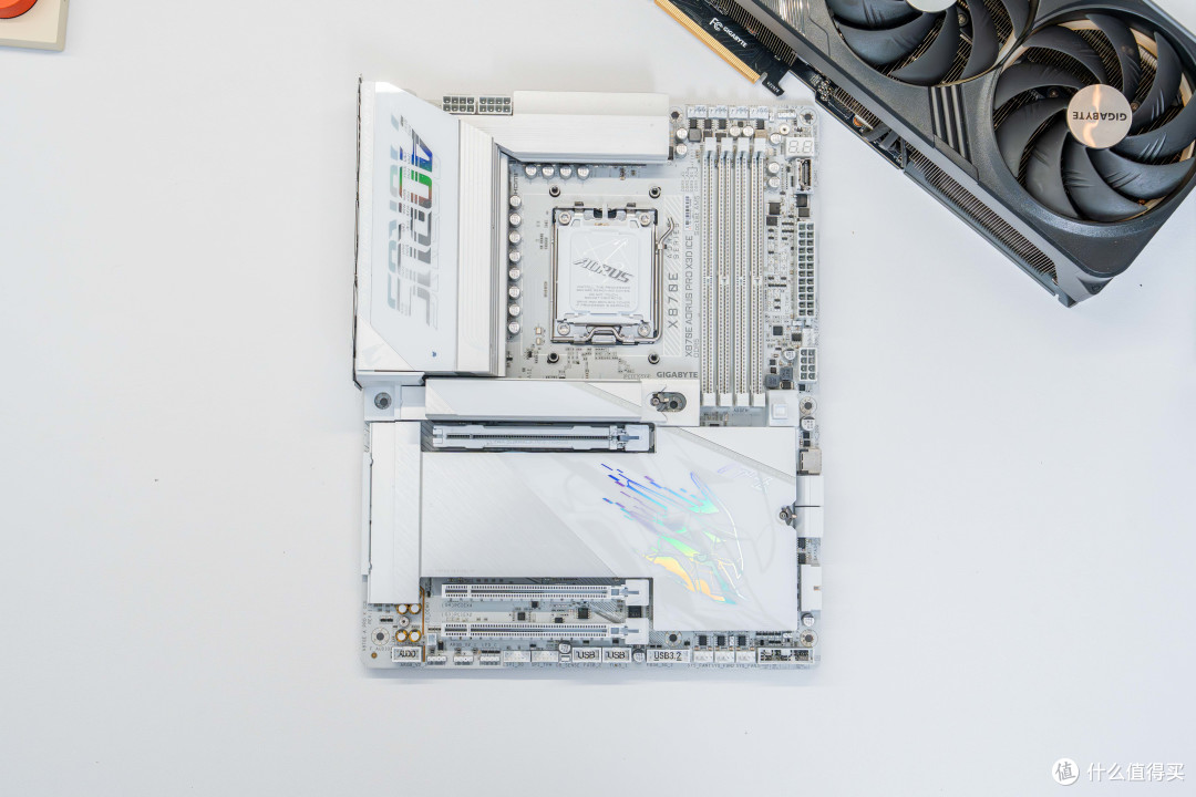 不想折腾也能榨干9800X3D？技嘉X870E X3D 电竞冰雕装机实测