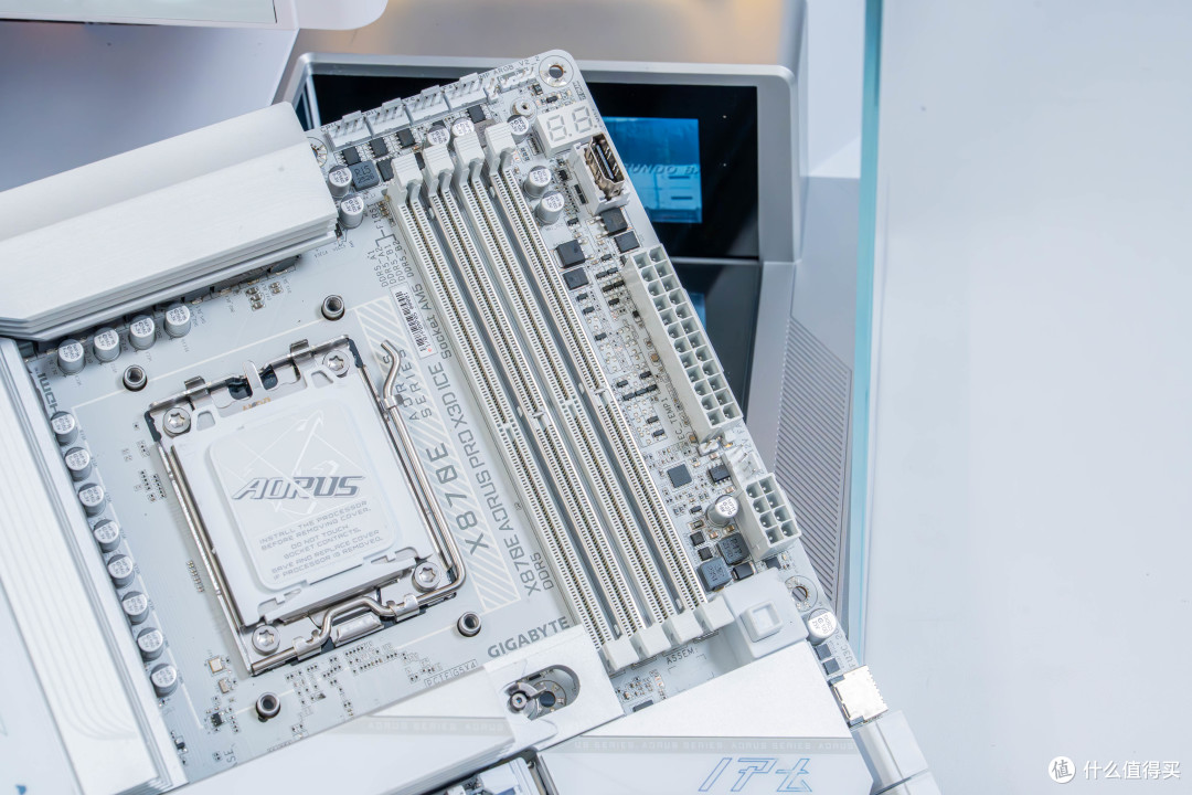 不想折腾也能榨干9800X3D？技嘉X870E X3D 电竞冰雕装机实测