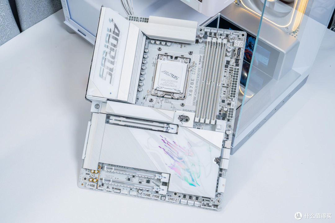 不想折腾也能榨干9800X3D？技嘉X870E X3D 电竞冰雕装机实测
