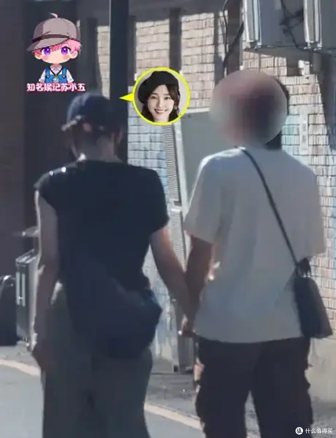 白百何新恋情疑似曝光:逛展牵手神秘男子引热议