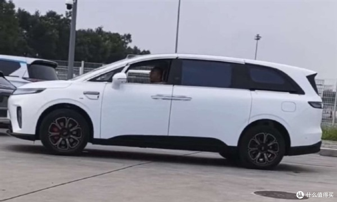享界V8后轮转向标配,怎么选不花冤枉钱
