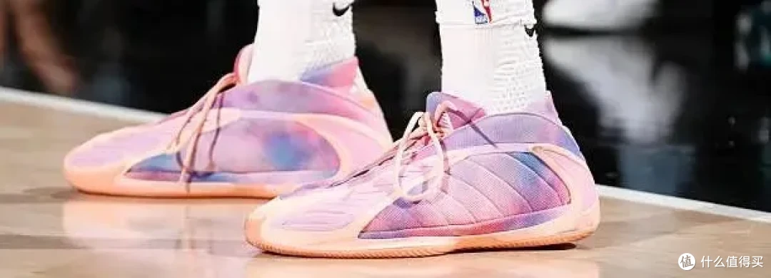【NBA每日上脚】黑金永流传！穿它打500场比赛，不会腻？