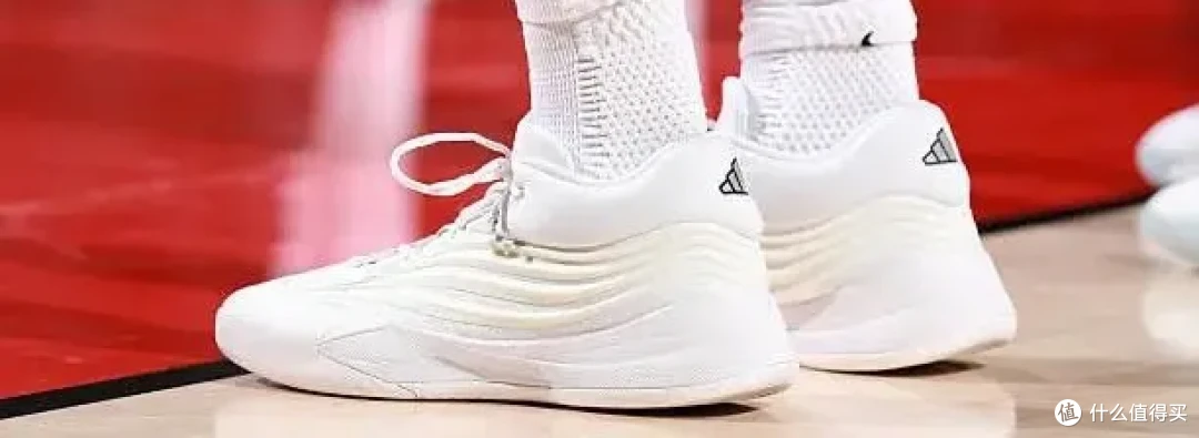 【NBA每日上脚】黑金永流传！穿它打500场比赛，不会腻？
