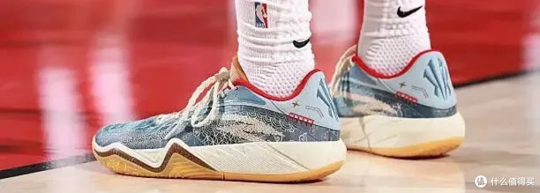 【NBA每日上脚】黑金永流传！穿它打500场比赛，不会腻？