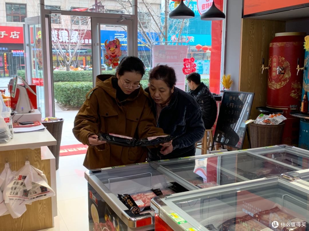 在家吃火锅不必折腾,社区火锅食材店适配家庭聚餐