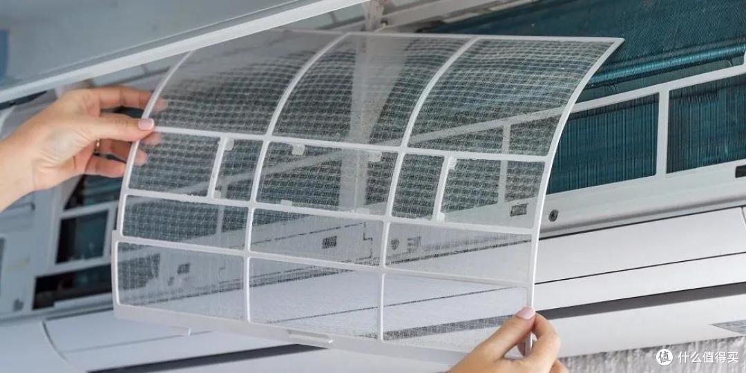 空调滤网糊了一层灰，拆下来水冲一冲，风大又省电
