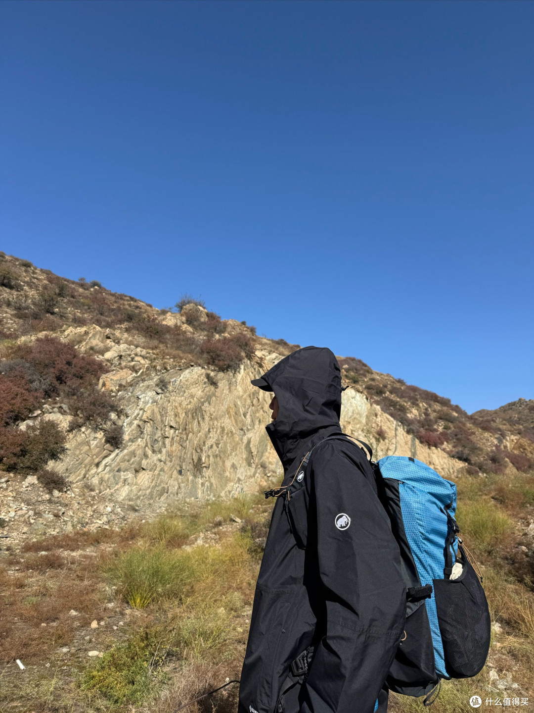 黑色并不适合户外，但是通勤时候不会很突兀