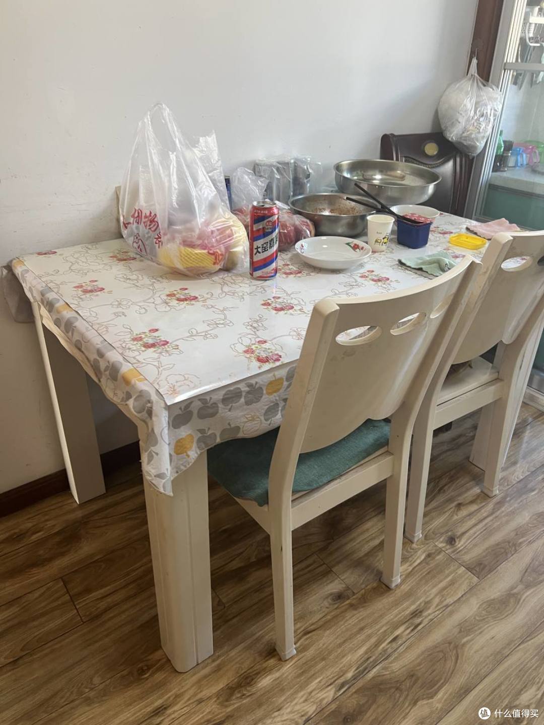 餐桌挑圆的，同样坐六个人，要多占一张单人床