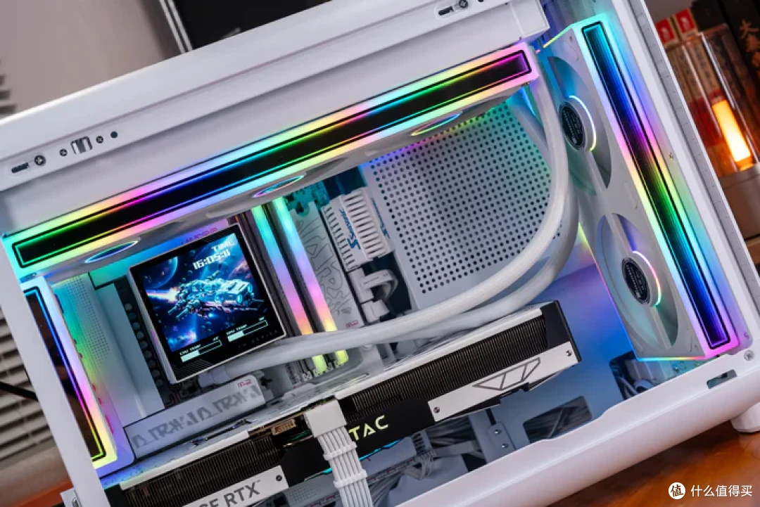 七彩虹iGame Z890M ULTRA W+索泰RTX5070天启+乔思伯D33装机展示