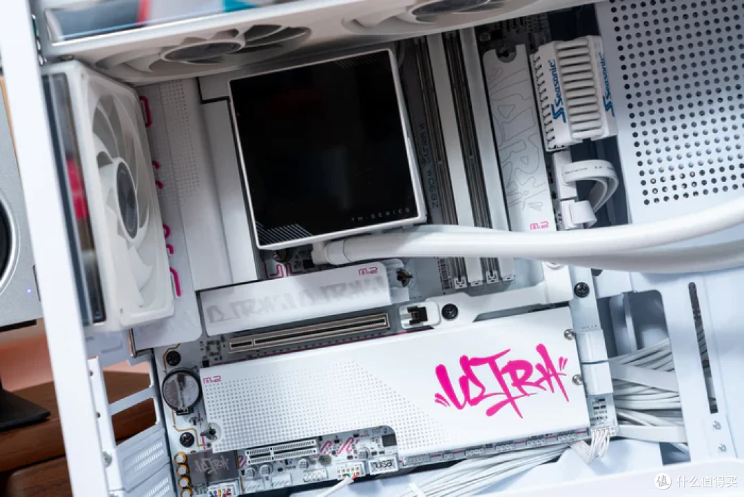 七彩虹iGame Z890M ULTRA W+索泰RTX5070天启+乔思伯D33装机展示