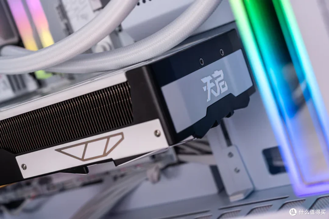 七彩虹iGame Z890M ULTRA W+索泰RTX5070天启+乔思伯D33装机展示