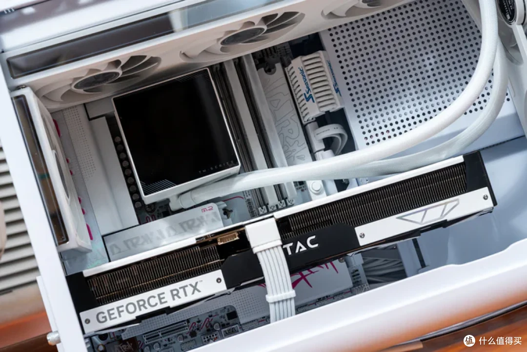 七彩虹iGame Z890M ULTRA W+索泰RTX5070天启+乔思伯D33装机展示