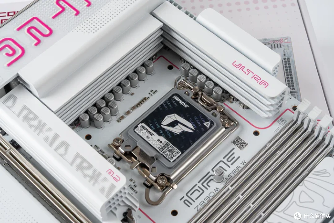 七彩虹iGame Z890M ULTRA W+索泰RTX5070天启+乔思伯D33装机展示