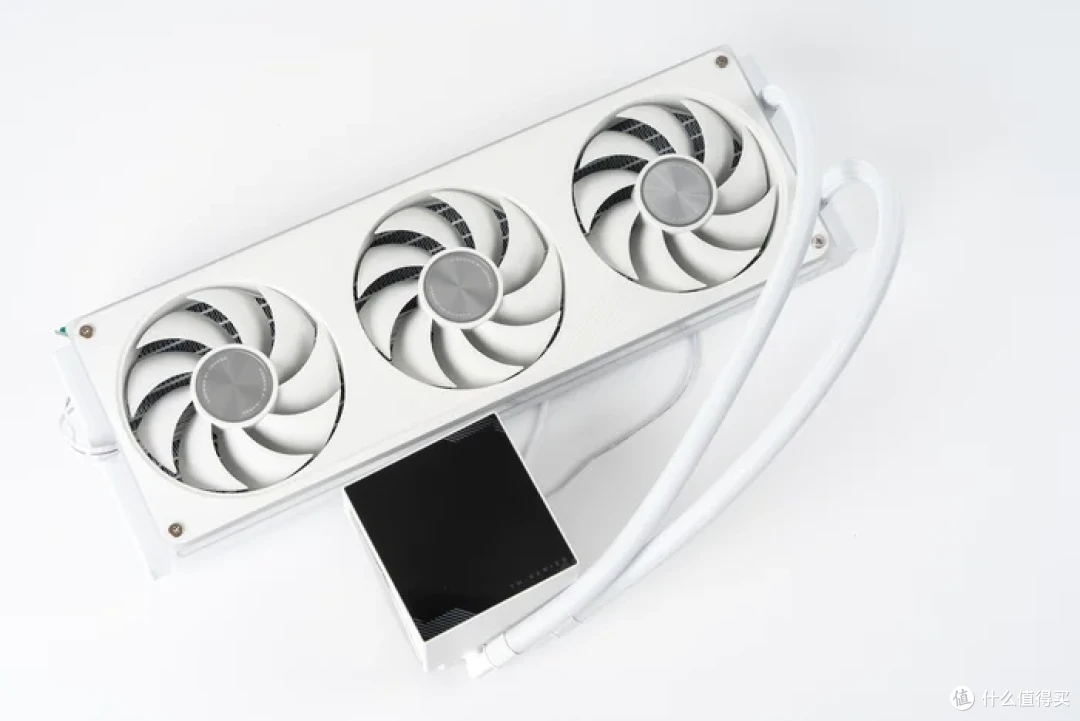七彩虹iGame Z890M ULTRA W+索泰RTX5070天启+乔思伯D33装机展示