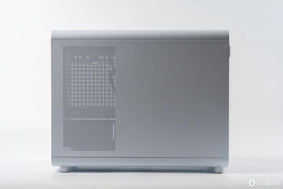 七彩虹iGame Z890M ULTRA W+索泰RTX5070天启+乔思伯D33装机展示