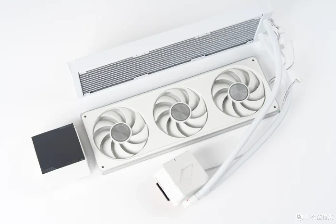 七彩虹iGame Z890M ULTRA W+索泰RTX5070天启+乔思伯D33装机展示