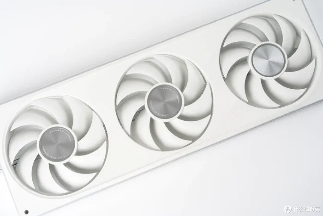七彩虹iGame Z890M ULTRA W+索泰RTX5070天启+乔思伯D33装机展示