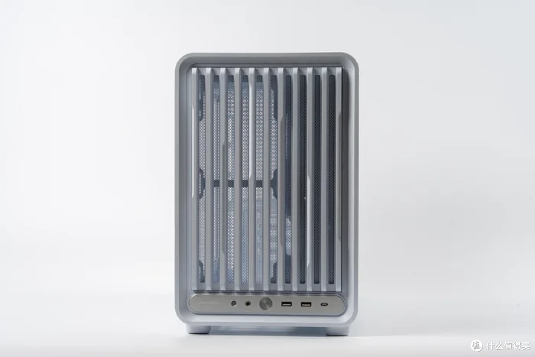 七彩虹iGame Z890M ULTRA W+索泰RTX5070天启+乔思伯D33装机展示