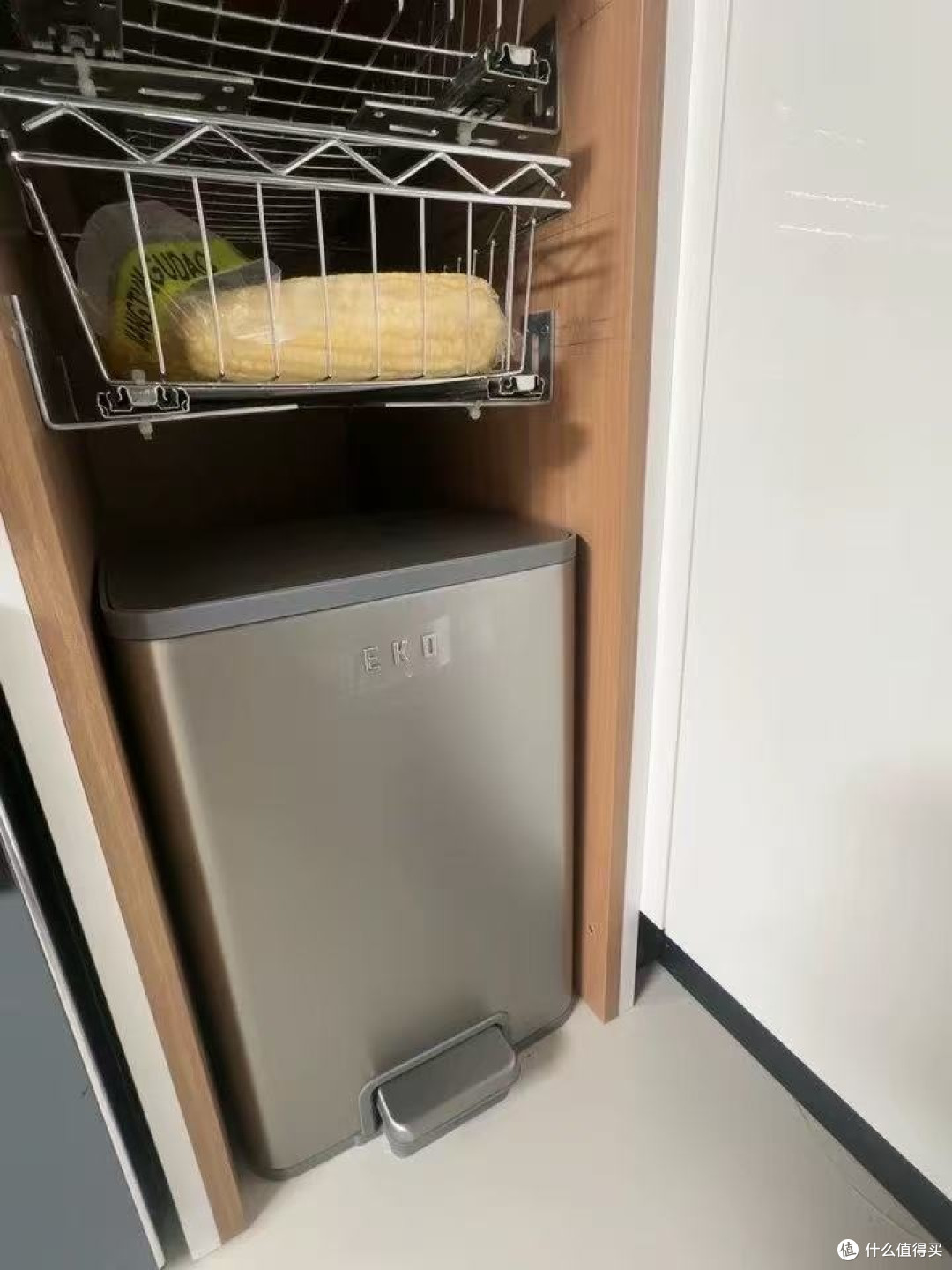 脚踏缓降静音设计与客厅场景适配