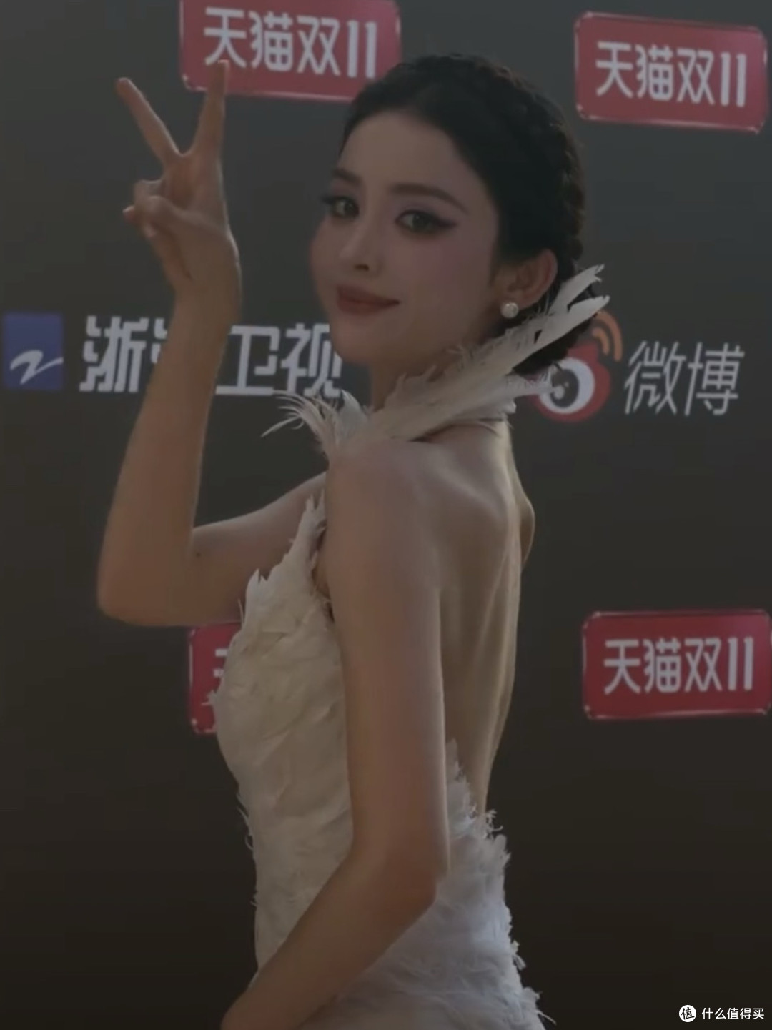 微博视界红毯:娜扎白天鹅刷屏,刘诗诗黑天使、李一桐羽毛深V
