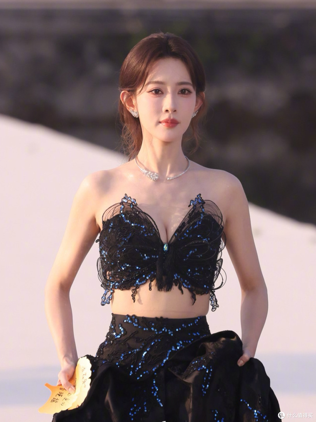 微博视界红毯:娜扎白天鹅刷屏,刘诗诗黑天使、李一桐羽毛深V
