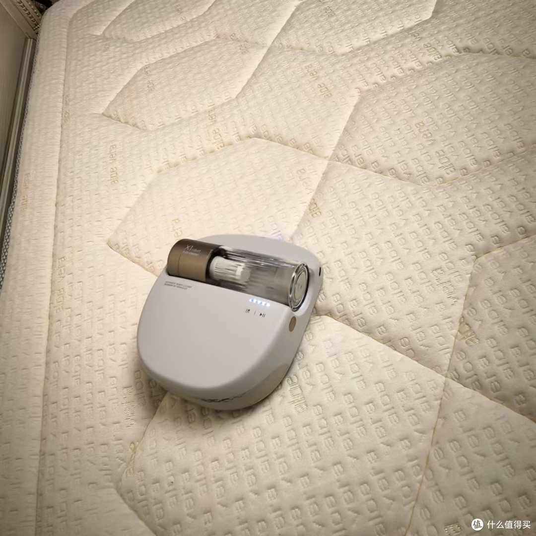 家里养猫必看!喵卫扫床机器人实测,床上浮螨浮毛终于不用手拍