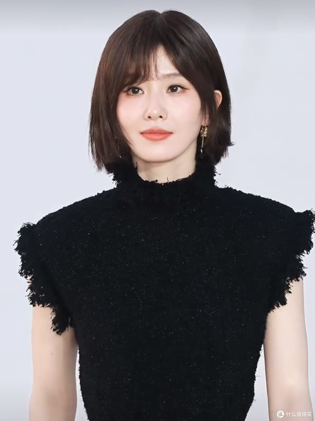 微博视界红毯:娜扎白天鹅刷屏,刘诗诗黑天使、李一桐羽毛深V