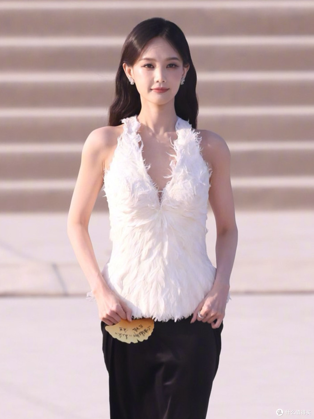 微博视界红毯:娜扎白天鹅刷屏,刘诗诗黑天使、李一桐羽毛深V