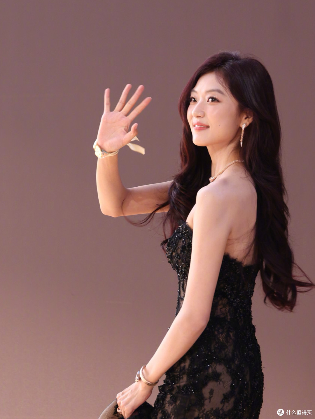 微博视界红毯:娜扎白天鹅刷屏,刘诗诗黑天使、李一桐羽毛深V