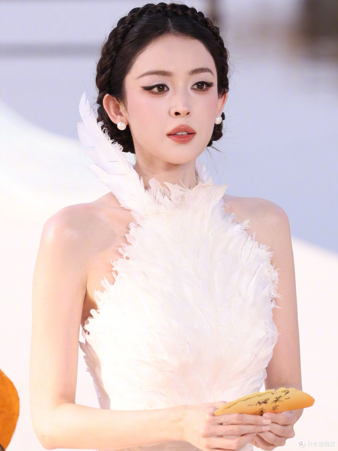 微博视界红毯:娜扎白天鹅刷屏,刘诗诗黑天使、李一桐羽毛深V