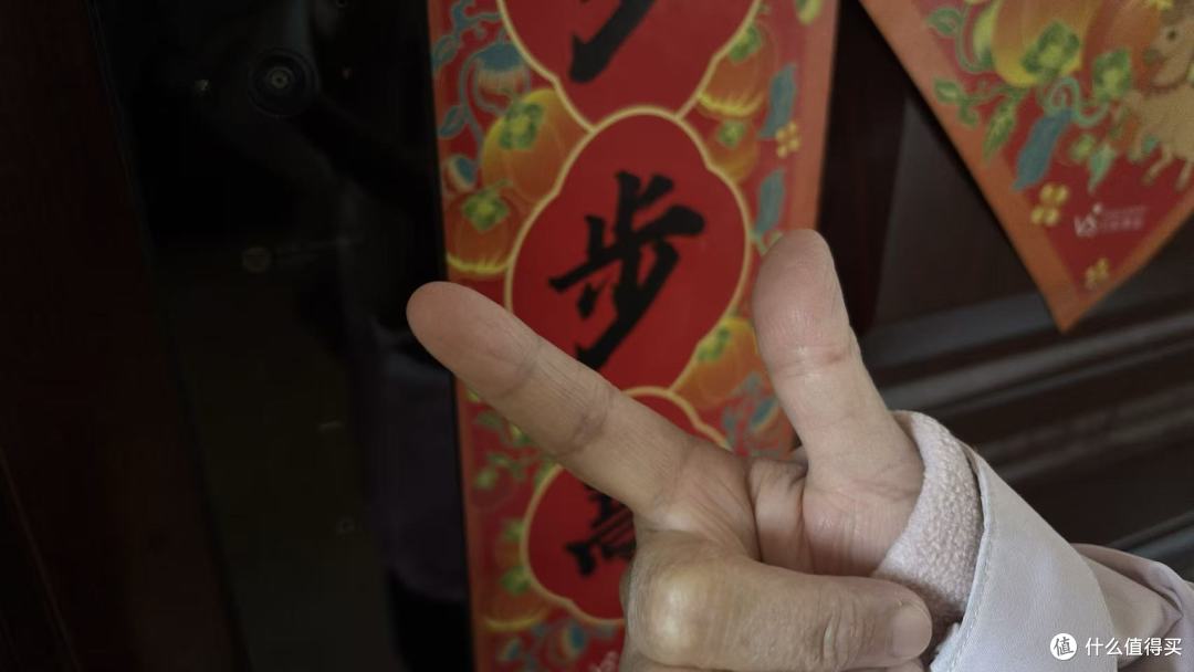 我妈妈的指纹，用指纹解锁已经很吃力了