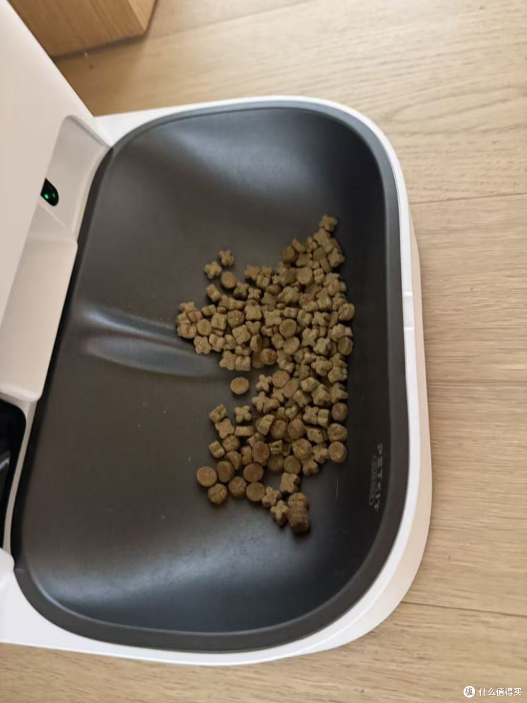 414 的自动喂食器，喂料是真的省事，就是我家岛台放不下