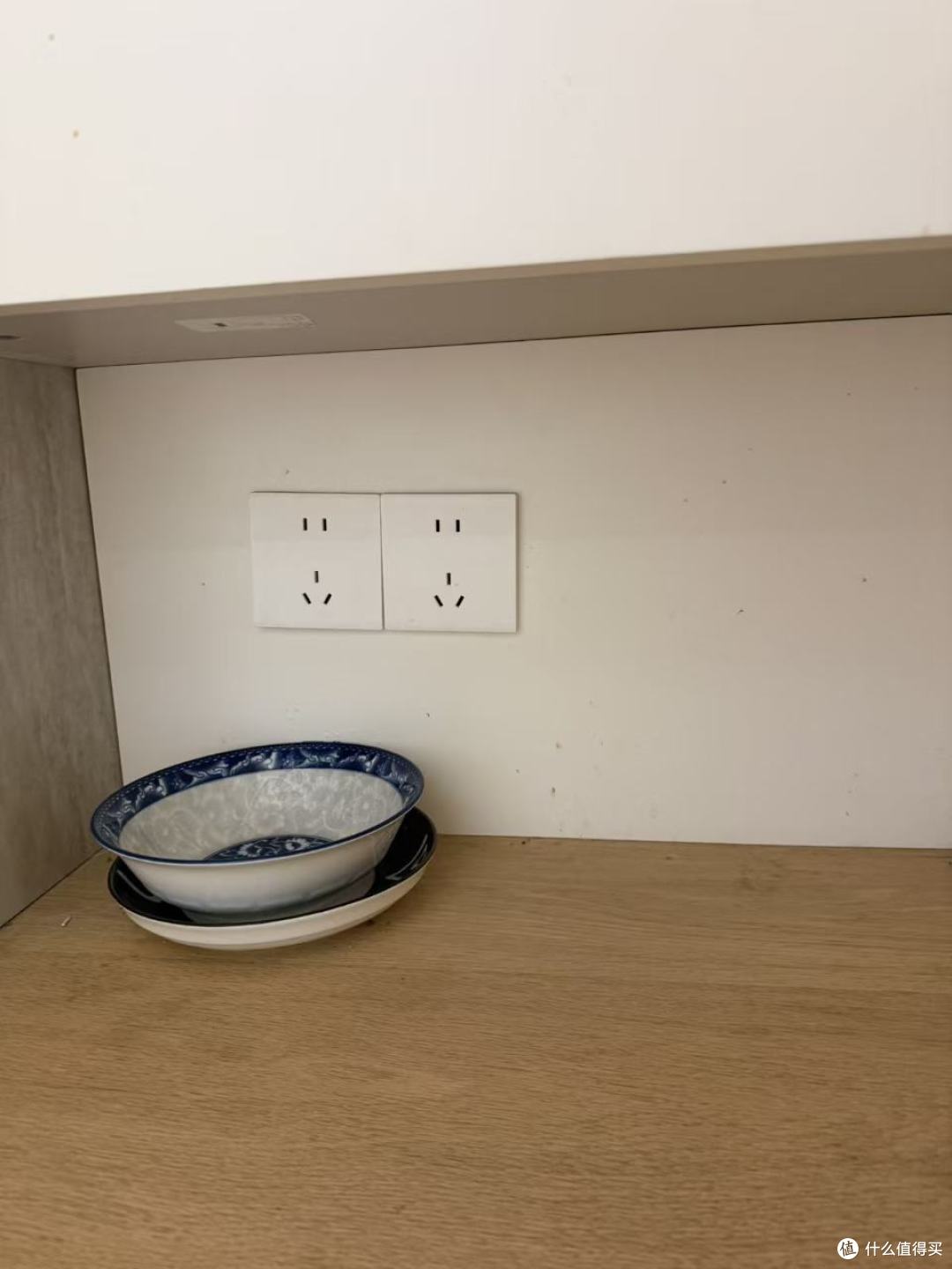 414 的自动喂食器，喂料是真的省事，就是我家岛台放不下
