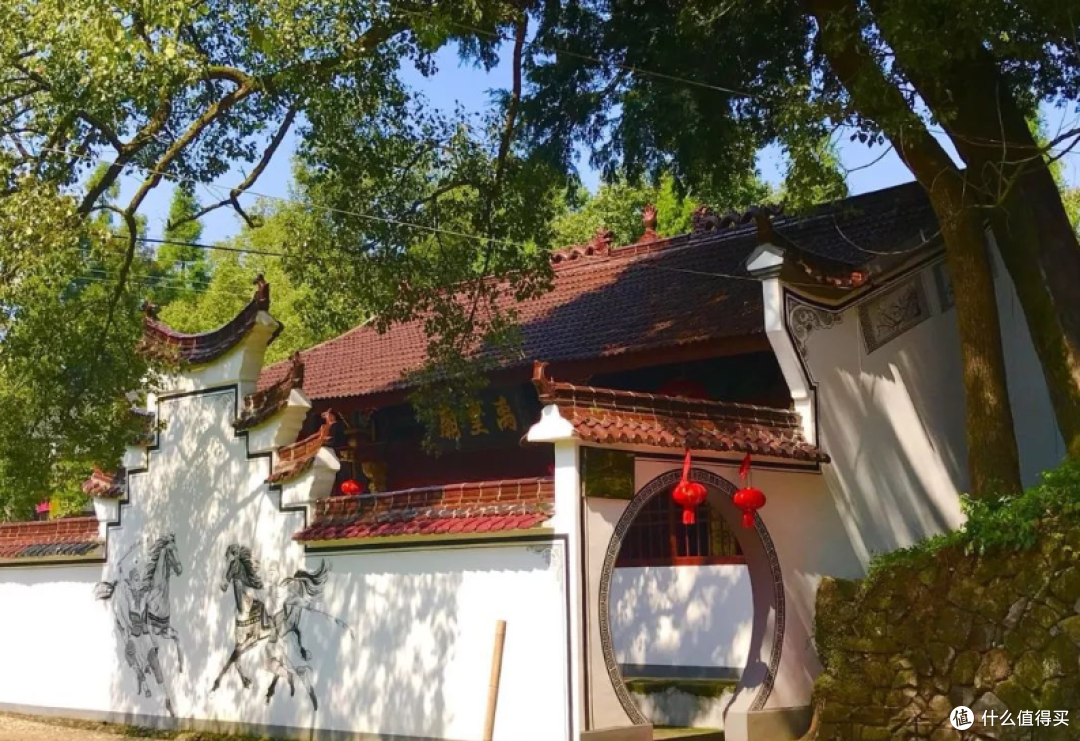 徒步白革古道赏秋色,探索文化古迹之旅