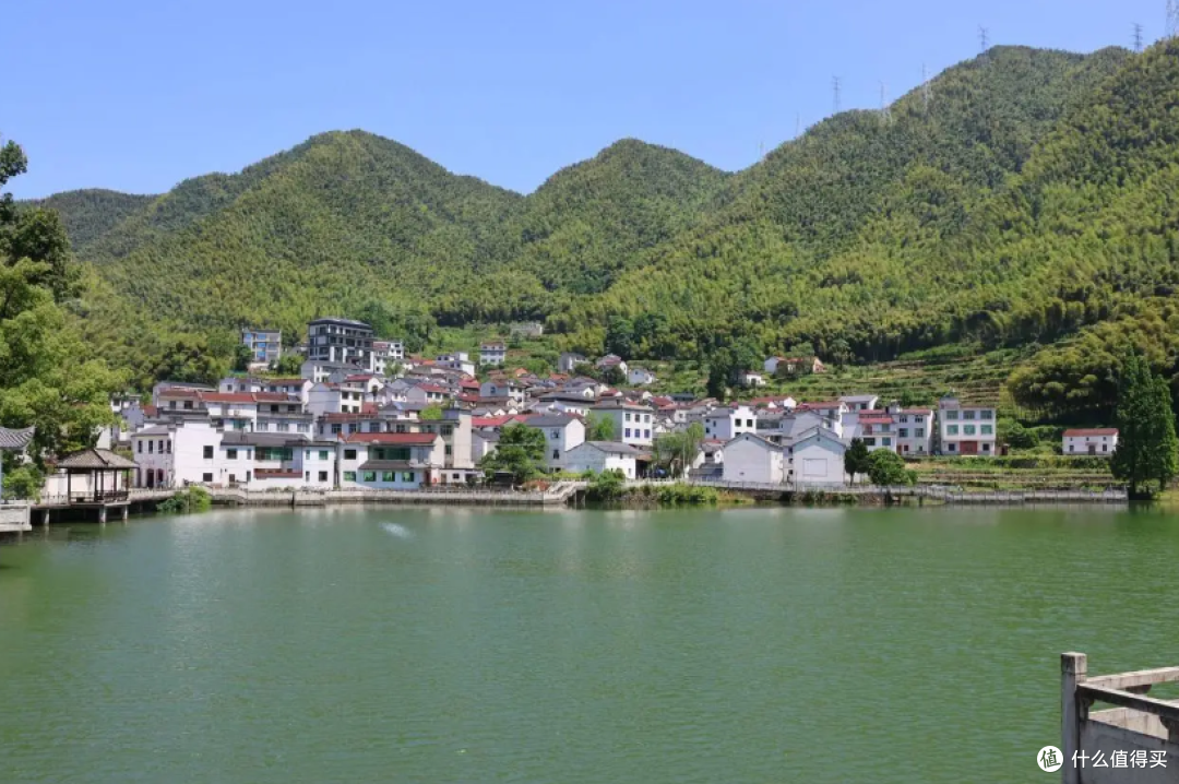 徒步白革古道赏秋色，探索文化古迹之旅