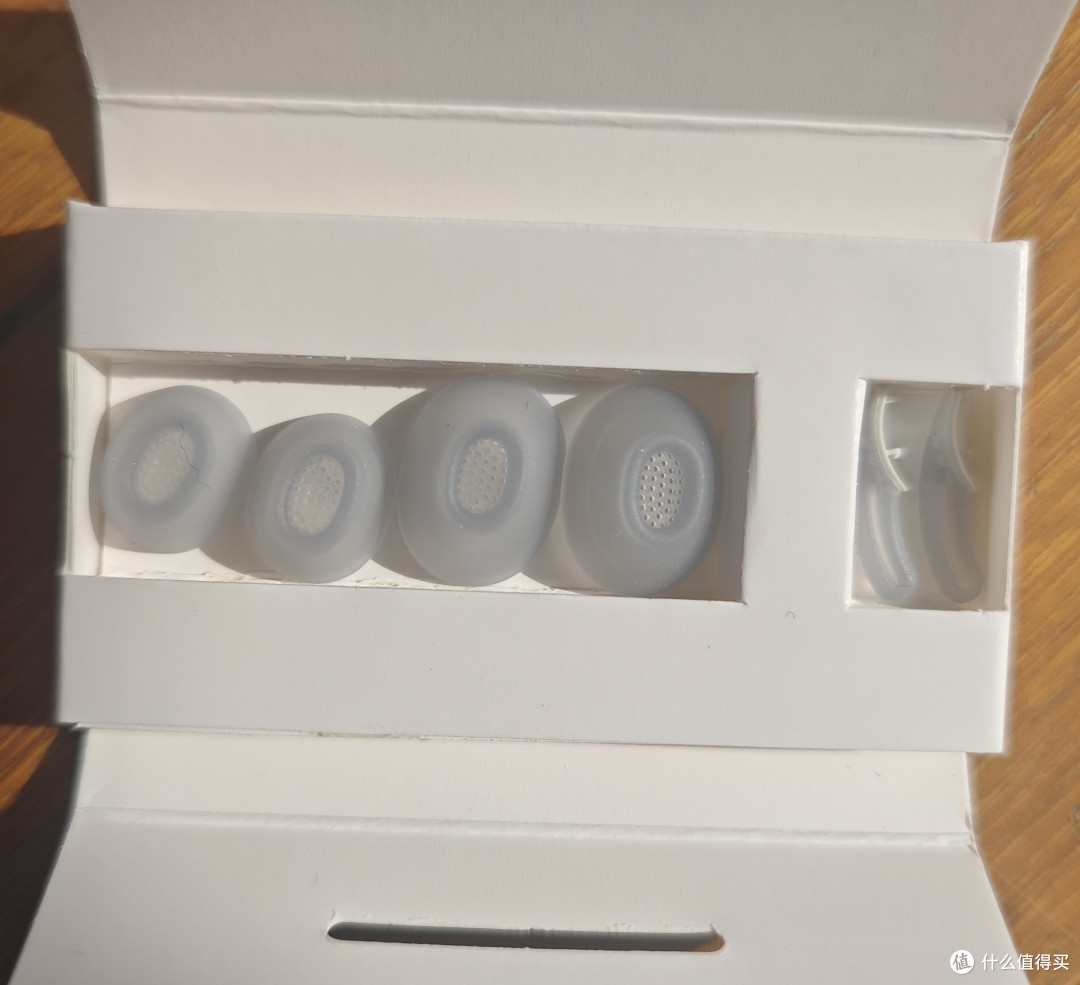 到手时候耳机上是M号耳塞L号鲨鱼鳍