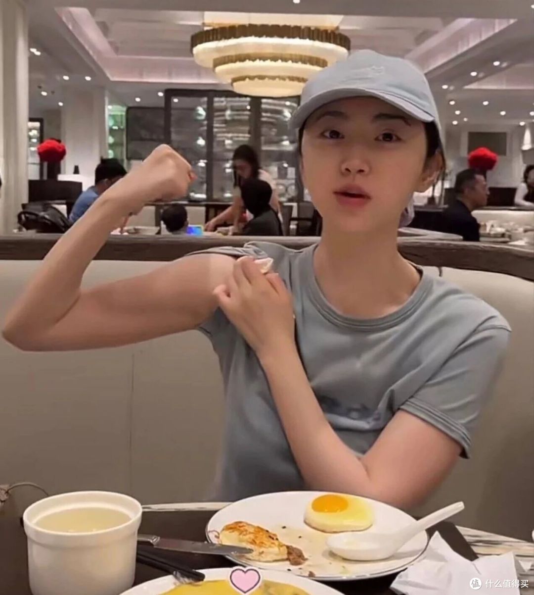 景甜一顿早餐够蒋欣吃两天:松弛感从来是瘦子的特权